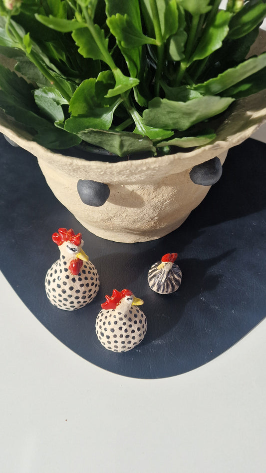 Høner - 3 små i keramikk (solgt)