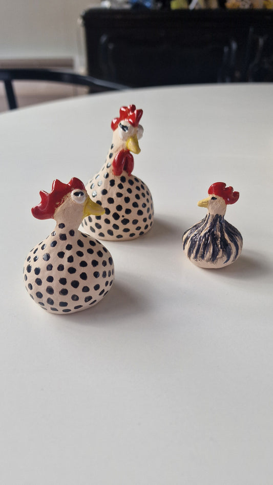 Høner - 3 små i keramikk (solgt)